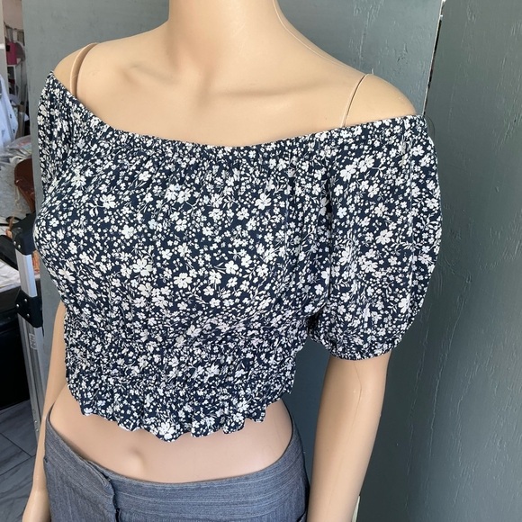 Women’s Off The Shoulder Summer Top Puff Sleeve Smocked Crop Top Size Small - Picture 2 of 4